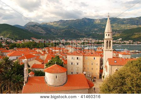 Den gamle by Budva i Montenegro