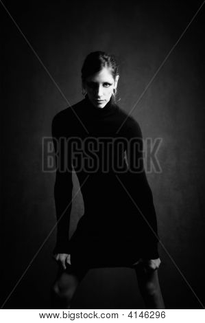 schöne Frau in einem schwarzen Kleid