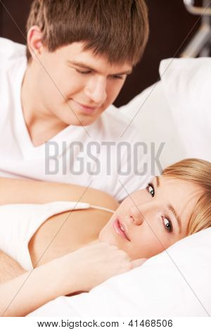 junges Paar in einem Bett