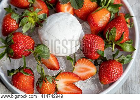 Ice Cream With Strawberrys With Eis On A Plate