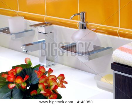 Interno del bagno - lavabo e rubinetto