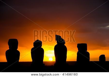 Diversi moai a Tahai sull'isola di Pasqua durante il tramonto