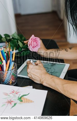 Tattoo Art Digital Process On Ipad. Tattoo Artist Working With Apple Pencil And Drawing On Ipad Pro 