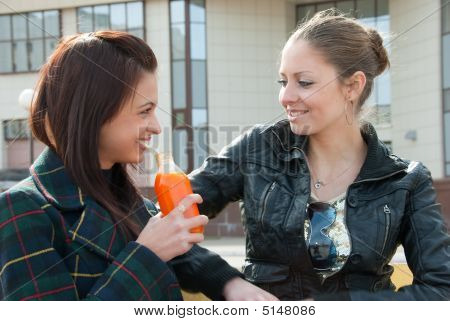 To piger drikke Juice