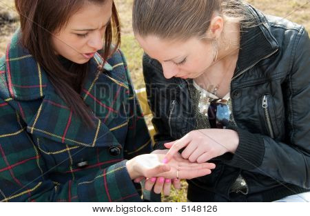 女の子は、Palm 上でラインを調べる