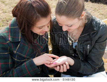 女の子は、Palm 上でラインを調べる