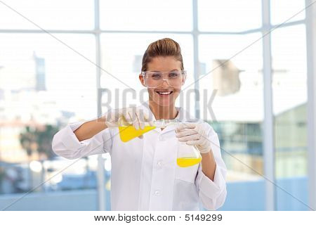 attraktive Wissenschaftler arbeiten mit einem Reagenzglas