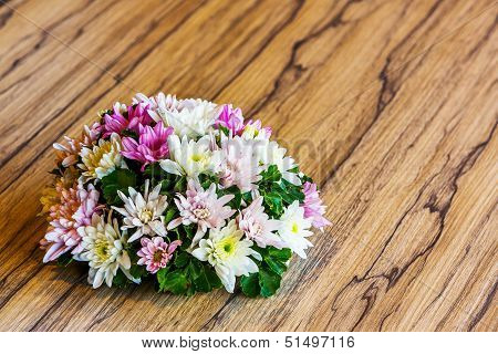 Blumengesteck auf Tisch