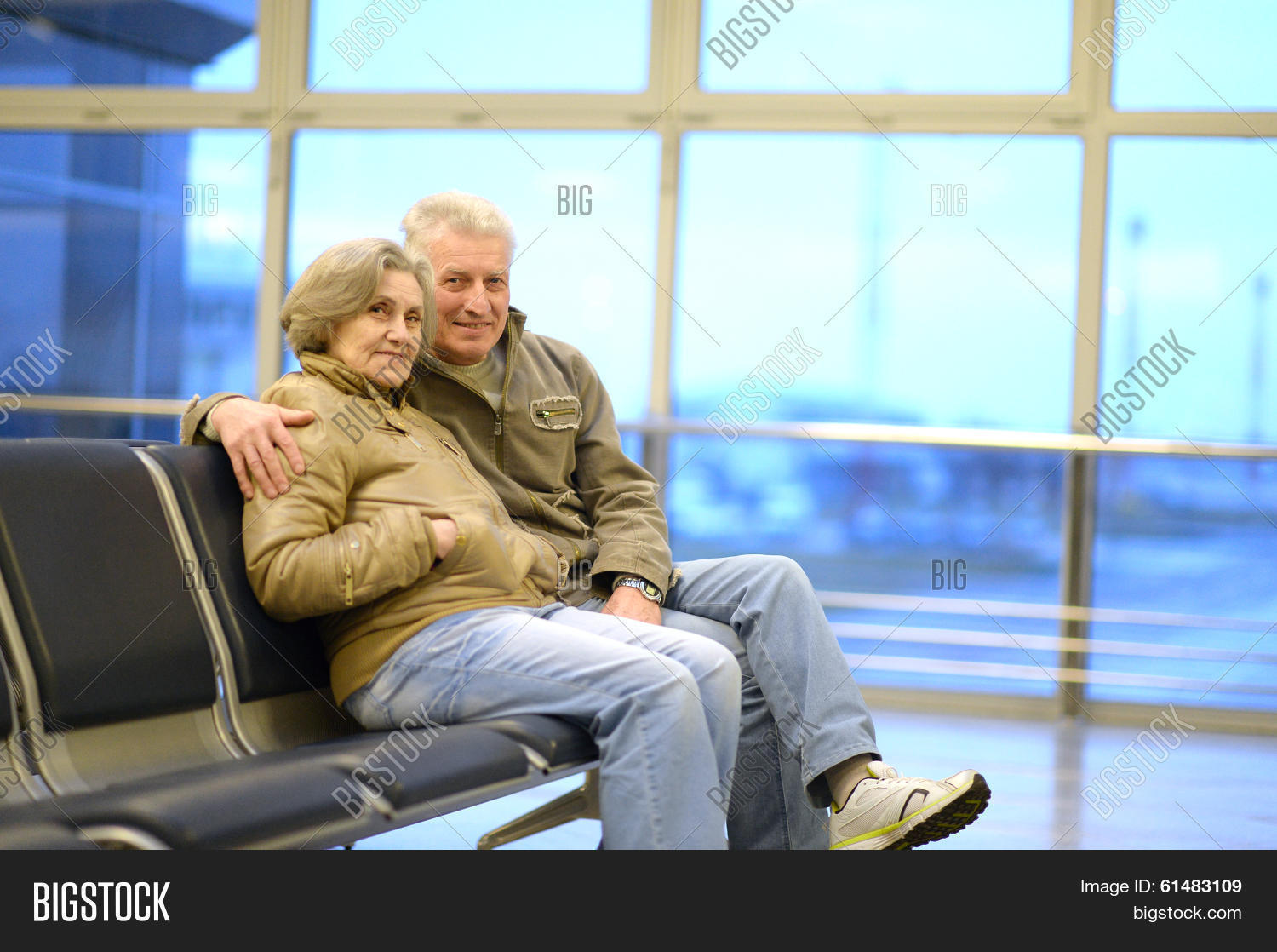 пенсионеры в самолете. счастливые пенсионеры. перелет пенсионерам. авиакомпания россия и ветераны. отель для пенсионеров.