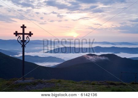 Été Sunrise Mountain View avec le christianisme Cross