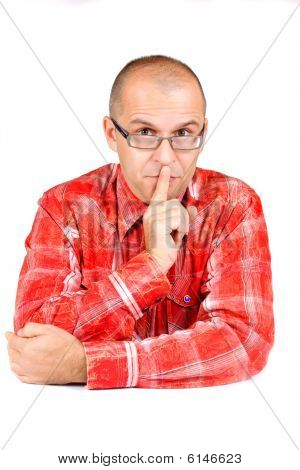 Avec le doigt sur sa bouche l'homme d'âge moyen