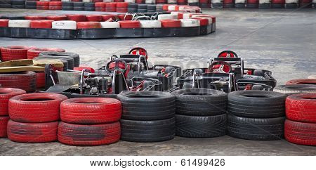 Indoor karting race (2 kart and safety barriers)
