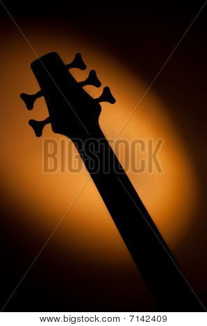 Öt basszusgitár árnyék sárga háttérrel