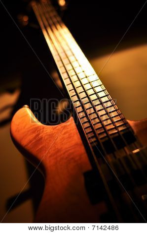 elszigetelt 5 húros basszusgitár
