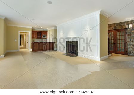 Suterén s krbem a barem