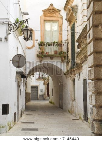 Karakteristisk alley i Martina Franca. Apulien.