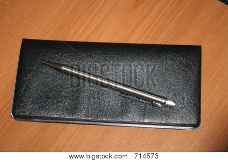 Chequebook และปากกาเงิน