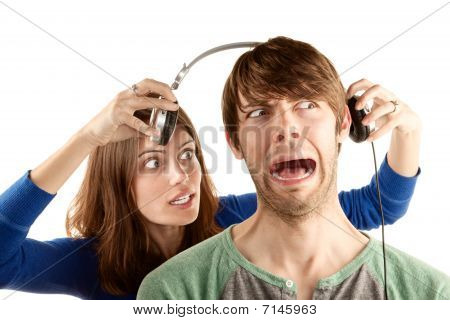 Mulher homem interrompe com fones de ouvido