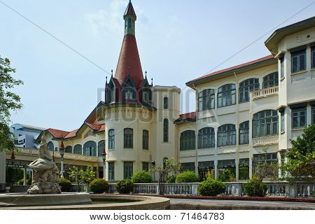 This is a building in Phyathai castle. It is public place for take a photo with graduate.