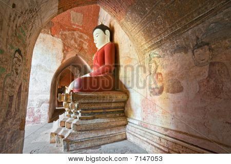 Statua del Buddha in Bagan, Myanmar.