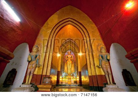 Statua del Buddha in Bagan, Myanmar.