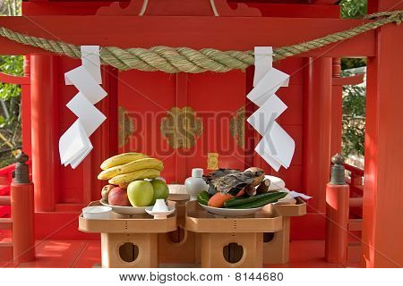 Ruoka tarjonta on japanilainen Tallenna Shinto pyhäkkö New Years