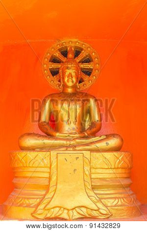 the gold sitting buddha statue