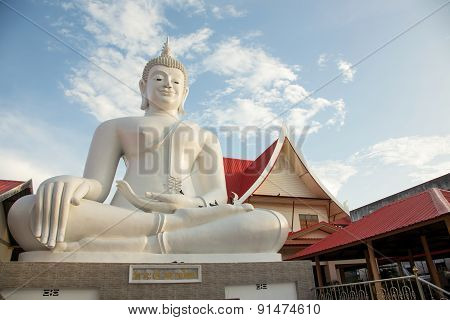 White Buddha Pra Jao Hai Sok