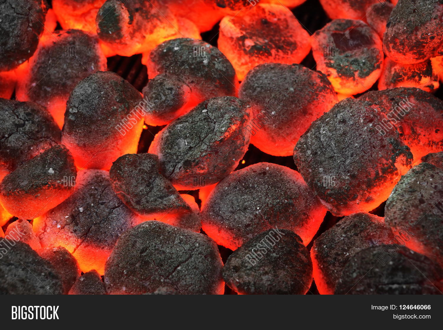 горшок для углей. тлеющий древесный уголь. угли красные можно ли закрывать. угли костра. красные угли.