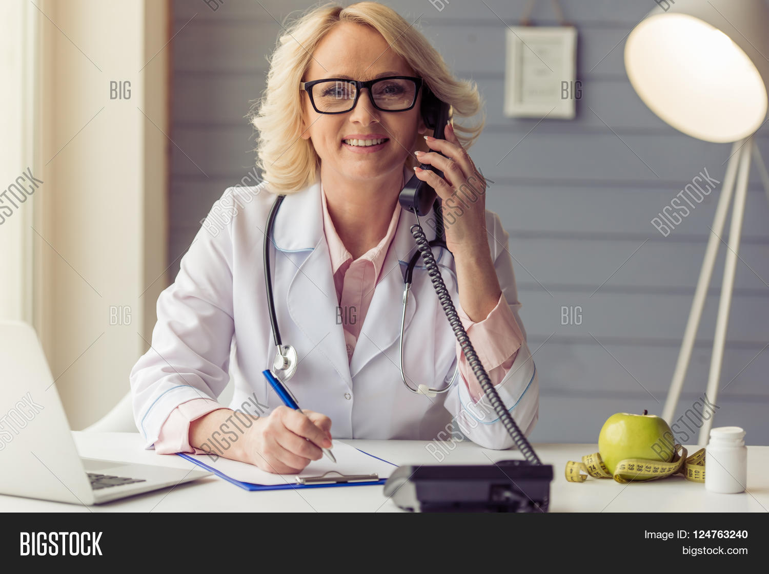 Женщина врач в кабинете. Девушка будущего врач. Женщина врач за столом. Фото врача 45 лет женщина. Русские женщины врачи 40+ фото.