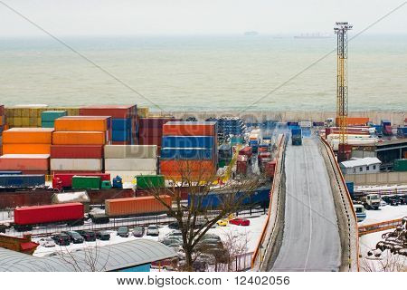 Containere, der venter på at blive indlæst i en intermodal værftet