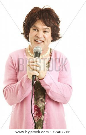 Foto chistosa de un hombre vestido como una cantante femenina frumpy.  Aislado en blanco.