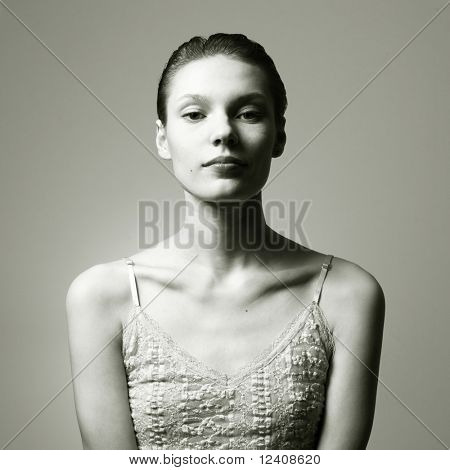 Portræt af unge smukke wooman. Studiefoto