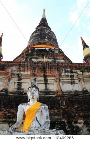 พุทธรูป ด้วยพื้นหลังของเมืองโบราณ