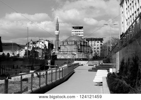 The Bania Bashi mosque in the centre.