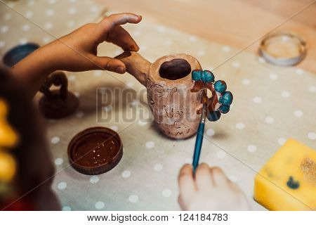children's hands sculpts clay crafts pottery school