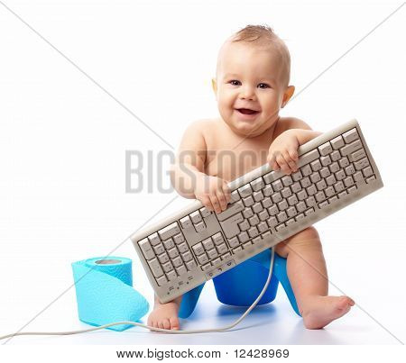 Bambino piccolo con tastiera