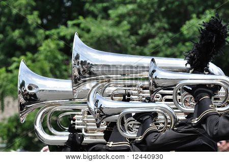 Wiedergeben von Marching Tubas und Baritone In Parade