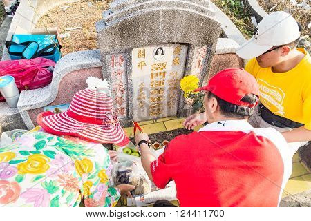 Kuala Lumpur, Malaysia, April 2, 2016: Chinese Descendants Cleaning Tomb And Offering Prayers To Anc