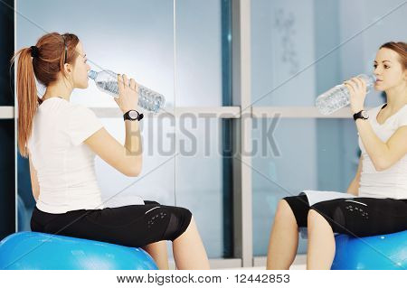 Žena pít vodu při Fitness cvičení