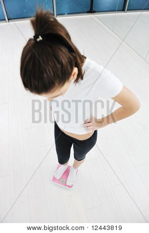 Glücklich Diät-Konzept mit jungen Frau Rosa Maßstab