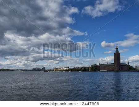 Stockholm: Se på Stadhus fra over vandet.