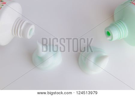 Two squirts of cosmetic cream next to open tubes
** Note: Soft Focus at 100%, best at smaller sizes
