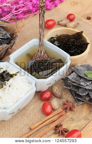 Seaweed soup is delicious and dried seaweed