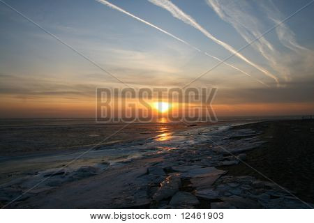 tramonto sul cielo blu indaco