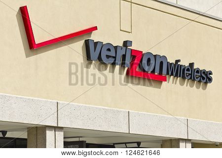 Indianapolis - Circa April 2016: Verizon Wireless Retail Location. Verizon is One of the Largest Communication Technology Companies I