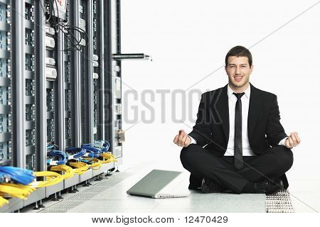 Business Man Praxis Yoga auf Netzwerk-Server-Raum