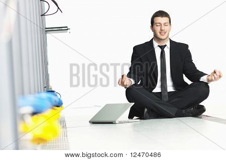 Business Man Praxis Yoga auf Netzwerk-Server-Raum