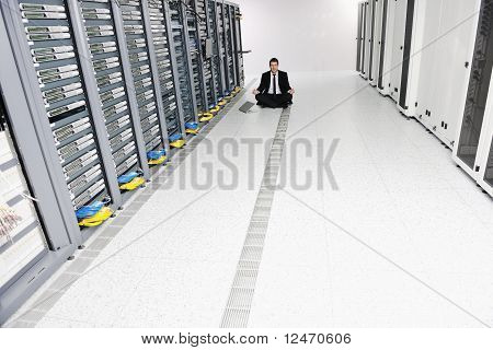 Business Man Praxis Yoga auf Netzwerk-Server-Raum