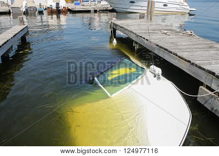 A boat sunk at the dock where it was moored; the owner forgot to install the drain plug...